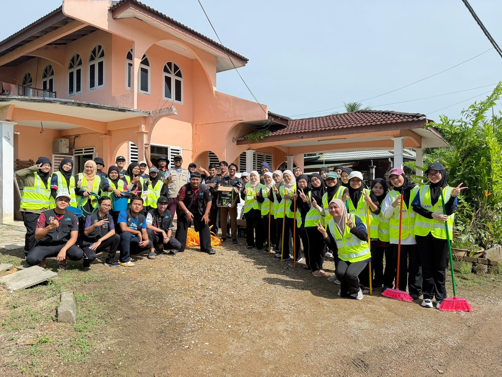 UNISEL-YADIM KEDAH-MBM gerakan kerja pembersihan pasca banjir di Kepala Batas